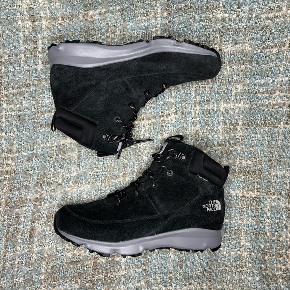 The North Face Youth Back-To-Berkeley Waterproof Hiker in TNF Black/Griffin Grey - Picture 7 of 10